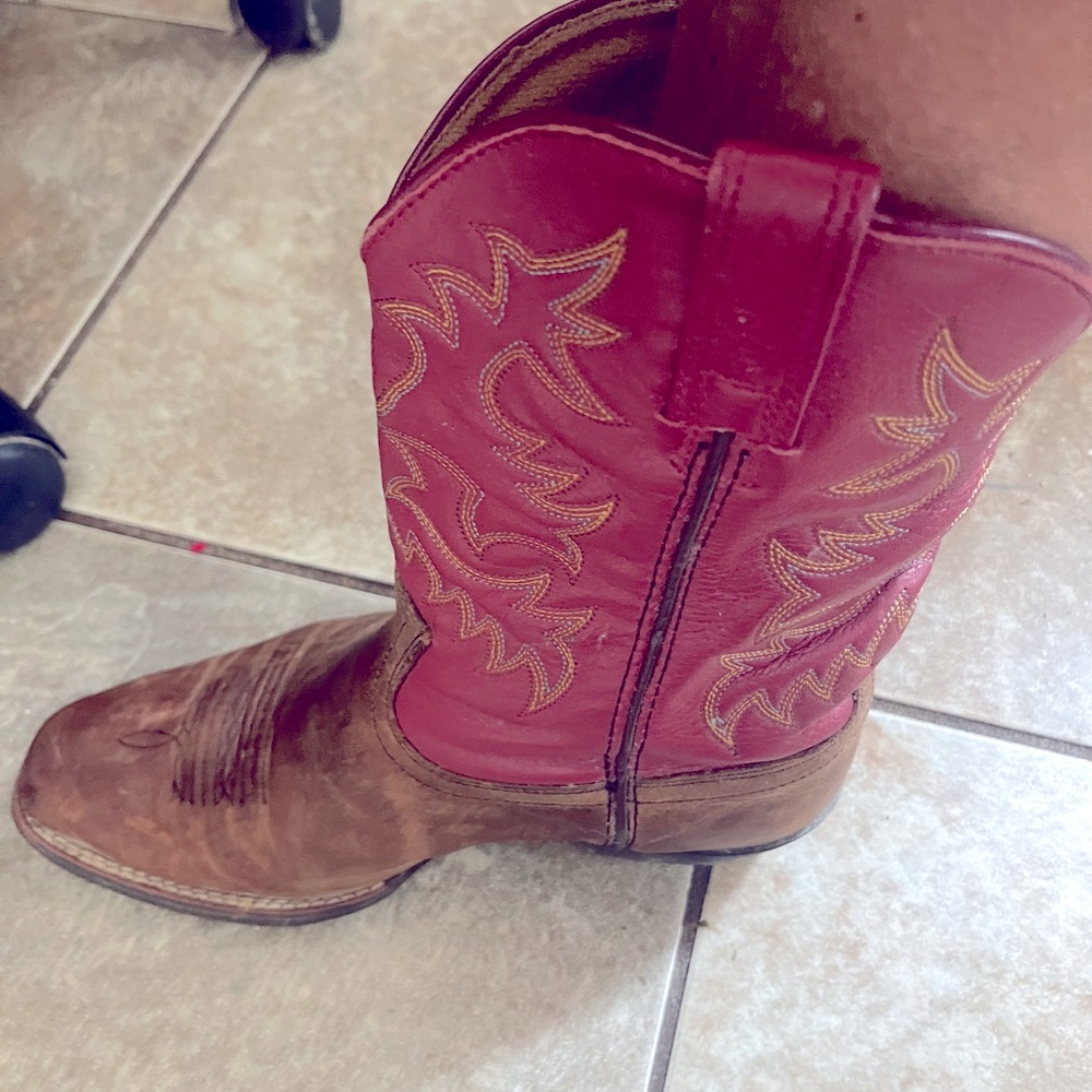 ARIAT boots sz 4  in kids  a 6   in ladies cute boots
